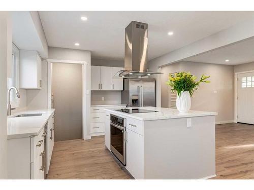 720 Alderwood Place Se, Calgary, AB - Indoor Photo Showing Kitchen