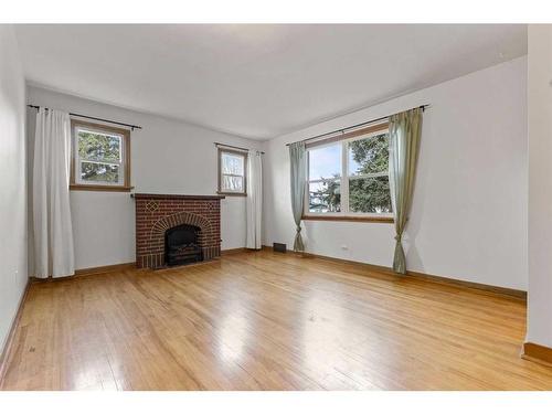 629 20 Avenue Ne, Calgary, AB - Indoor Photo Showing Living Room With Fireplace