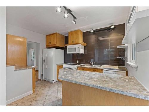 629 20 Avenue Ne, Calgary, AB - Indoor Photo Showing Kitchen With Double Sink