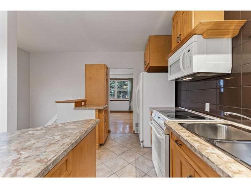 629 20 Avenue Ne, Calgary, AB - Indoor Photo Showing Kitchen