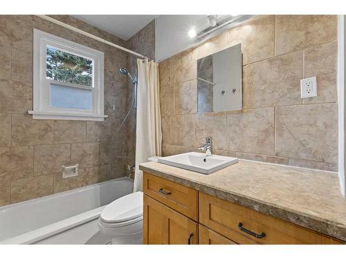 629 20 Avenue Ne, Calgary, AB - Indoor Photo Showing Bathroom