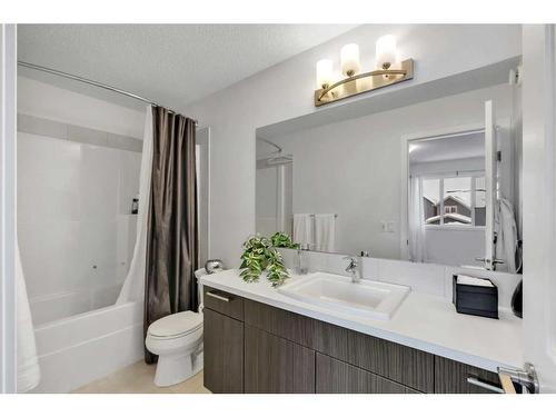 58 Masters Crescent Se, Calgary, AB - Indoor Photo Showing Bathroom