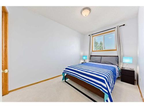 145 Macewan Park Rise Nw, Calgary, AB - Indoor Photo Showing Bedroom