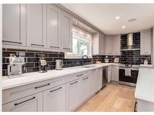 4511 41 Street Nw, Calgary, AB - Indoor Photo Showing Kitchen With Upgraded Kitchen