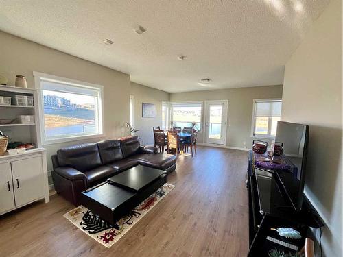 407-218 Sherwood Square Nw, Calgary, AB - Indoor Photo Showing Living Room