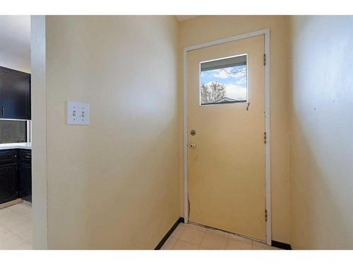 423 Queensland Circle Se, Calgary, AB - Indoor Photo Showing Other Room