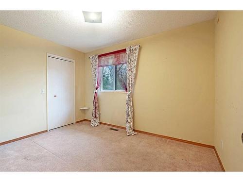 423 Queensland Circle Se, Calgary, AB - Indoor Photo Showing Other Room