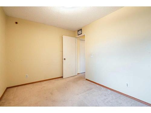 423 Queensland Circle Se, Calgary, AB - Indoor Photo Showing Other Room