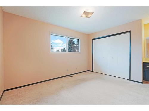 423 Queensland Circle Se, Calgary, AB - Indoor Photo Showing Other Room