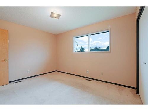 423 Queensland Circle Se, Calgary, AB - Indoor Photo Showing Other Room