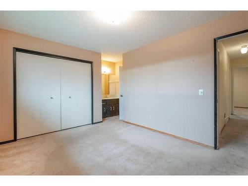 423 Queensland Circle Se, Calgary, AB - Indoor Photo Showing Other Room