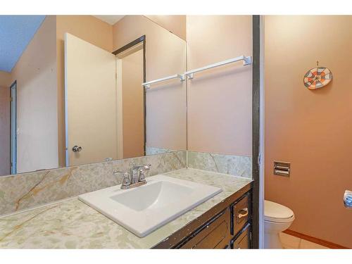 423 Queensland Circle Se, Calgary, AB - Indoor Photo Showing Bathroom