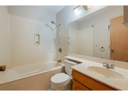 423 Queensland Circle Se, Calgary, AB - Indoor Photo Showing Bathroom