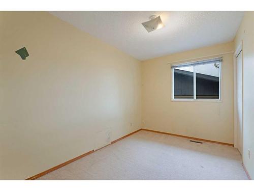 423 Queensland Circle Se, Calgary, AB - Indoor Photo Showing Other Room