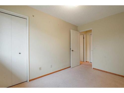 423 Queensland Circle Se, Calgary, AB - Indoor Photo Showing Other Room