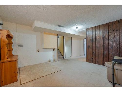 423 Queensland Circle Se, Calgary, AB - Indoor