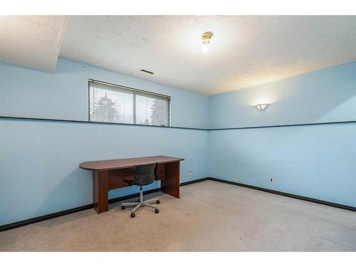 423 Queensland Circle Se, Calgary, AB - Indoor Photo Showing Other Room