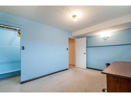 423 Queensland Circle Se, Calgary, AB - Indoor Photo Showing Other Room