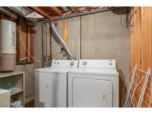 423 Queensland Circle Se, Calgary, AB - Indoor Photo Showing Laundry Room