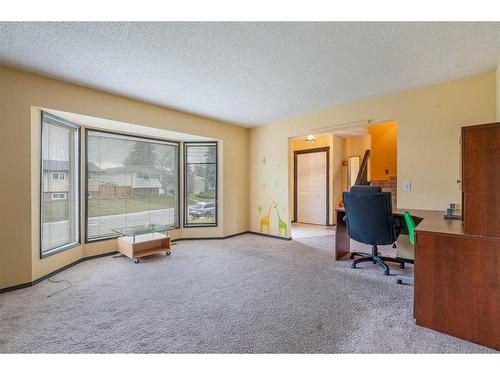 423 Queensland Circle Se, Calgary, AB - Indoor