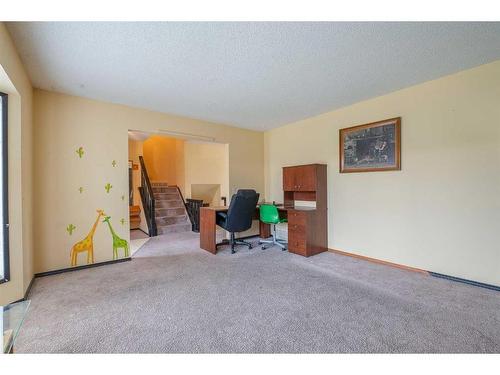 423 Queensland Circle Se, Calgary, AB - Indoor