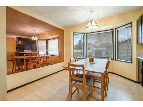 423 Queensland Circle Se, Calgary, AB - Indoor Photo Showing Dining Room