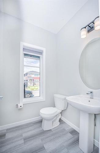 600 Baywater Manor Sw, Airdrie, AB - Indoor Photo Showing Bathroom