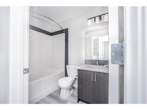 600 Baywater Manor Sw, Airdrie, AB - Indoor Photo Showing Bathroom