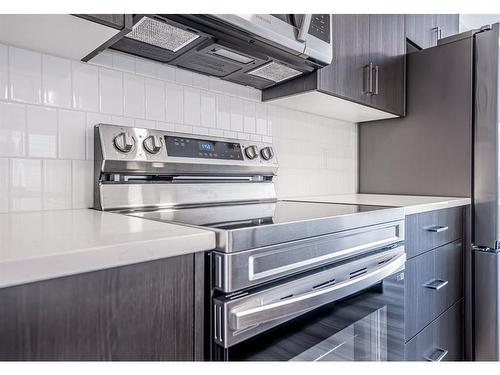 600 Baywater Manor Sw, Airdrie, AB - Indoor Photo Showing Kitchen