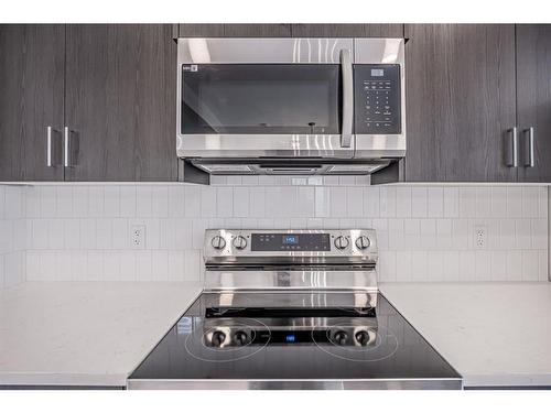 600 Baywater Manor Sw, Airdrie, AB - Indoor Photo Showing Kitchen