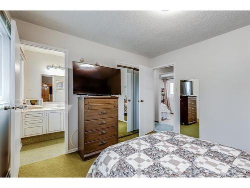 11039 Brae Road Sw, Calgary, AB - Indoor Photo Showing Bedroom