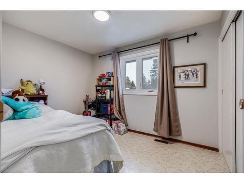 11039 Brae Road Sw, Calgary, AB - Indoor Photo Showing Bedroom