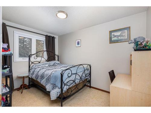 11039 Brae Road Sw, Calgary, AB - Indoor Photo Showing Bedroom