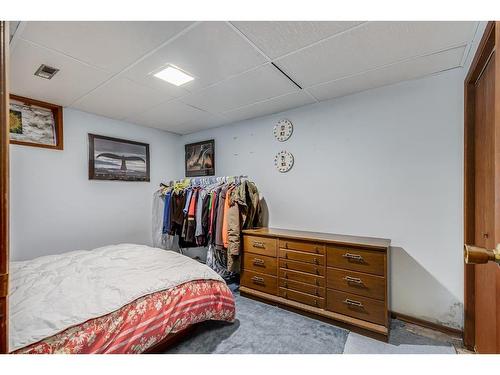 11039 Brae Road Sw, Calgary, AB - Indoor Photo Showing Bedroom