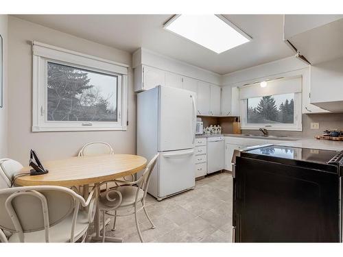 11039 Brae Road Sw, Calgary, AB - Indoor Photo Showing Kitchen