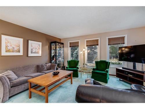 11039 Brae Road Sw, Calgary, AB - Indoor Photo Showing Living Room