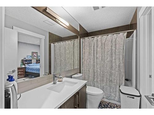 111 Sherview Grove Nw, Calgary, AB - Indoor Photo Showing Bathroom