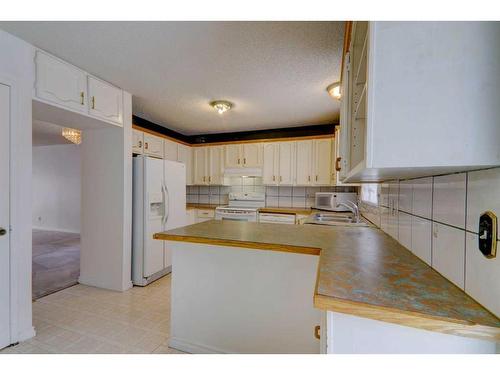 14787 Deer Ridge Drive Se, Calgary, AB - Indoor Photo Showing Kitchen