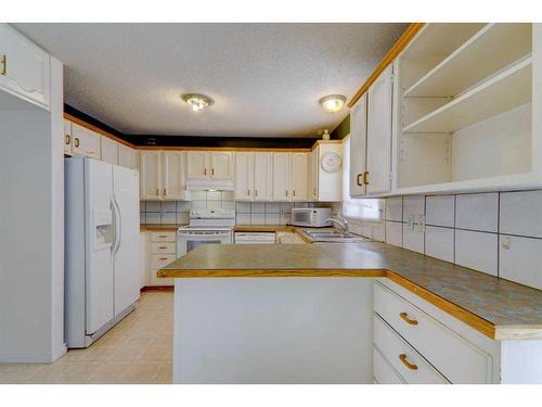 14787 Deer Ridge Drive Se, Calgary, AB - Indoor Photo Showing Kitchen With Double Sink