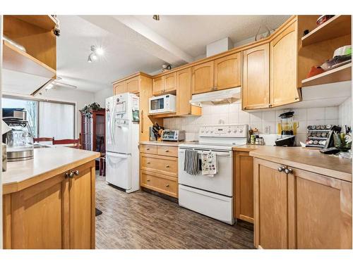 11-117 Bow Ridge Drive, Cochrane, AB - Indoor Photo Showing Kitchen