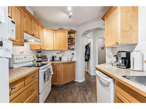 11-117 Bow Ridge Drive, Cochrane, AB - Indoor Photo Showing Kitchen