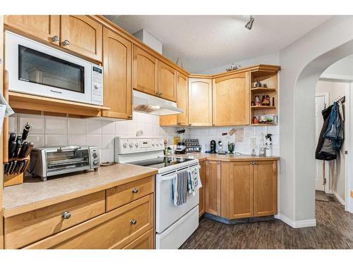 11-117 Bow Ridge Drive, Cochrane, AB - Indoor Photo Showing Kitchen