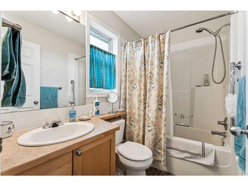 11-117 Bow Ridge Drive, Cochrane, AB - Indoor Photo Showing Bathroom