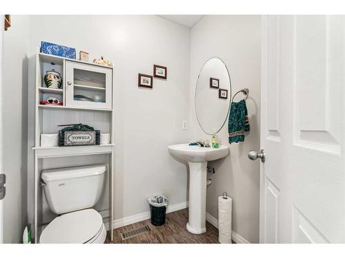 11-117 Bow Ridge Drive, Cochrane, AB - Indoor Photo Showing Bathroom