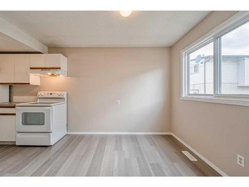 9-4515 7 Avenue Se, Calgary, AB - Indoor Photo Showing Kitchen