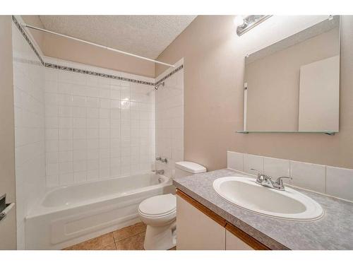 9-4515 7 Avenue Se, Calgary, AB - Indoor Photo Showing Bathroom