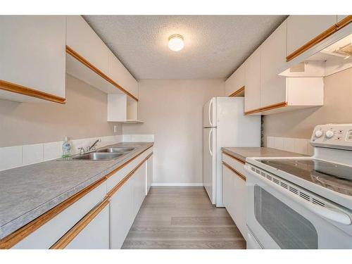 9-4515 7 Avenue Se, Calgary, AB - Indoor Photo Showing Kitchen With Double Sink