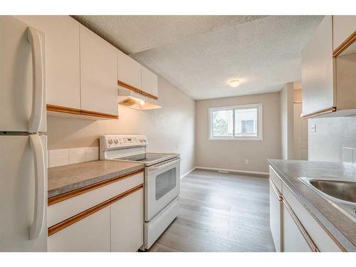 9-4515 7 Avenue Se, Calgary, AB - Indoor Photo Showing Kitchen