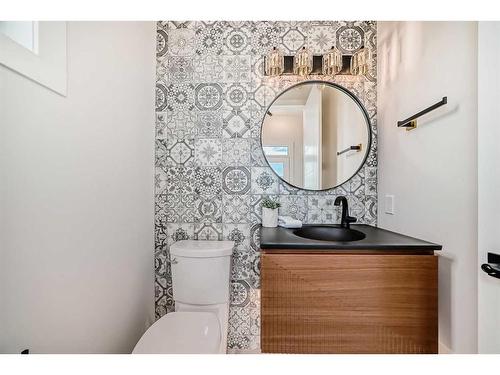 2431 6 Avenue Nw, Calgary, AB - Indoor Photo Showing Bathroom