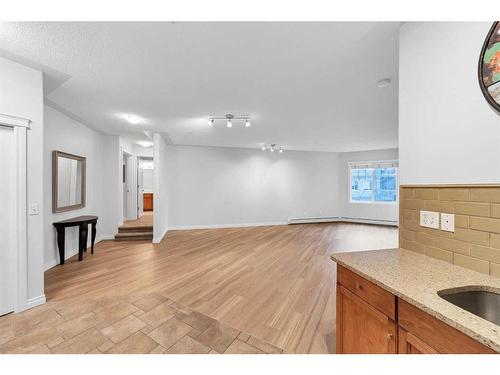 309-2411 Erlton Road Sw, Calgary, AB - Indoor Photo Showing Living Room